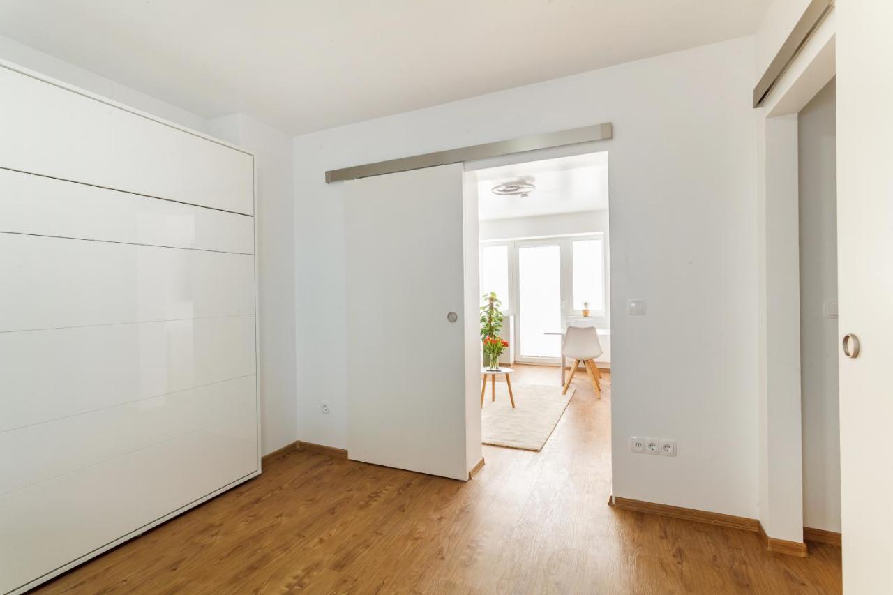 Design / 2 / / Contactless Check-in Apartment *