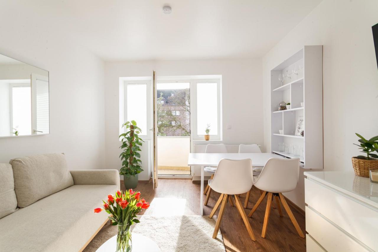 Design / 2 / / Contactless Check-in Apartment Hannover